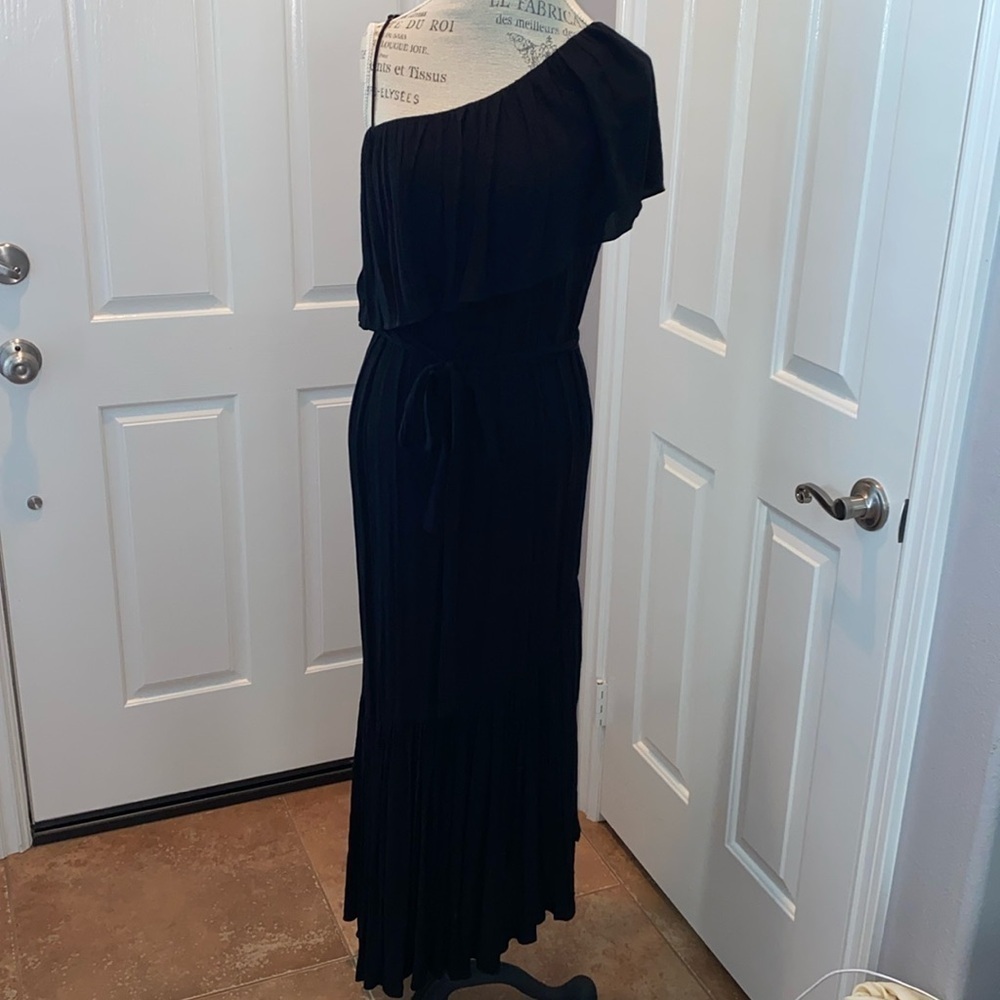 BCBG MAXAZRIA Boho One-Shoulder Black Maxi size Medium